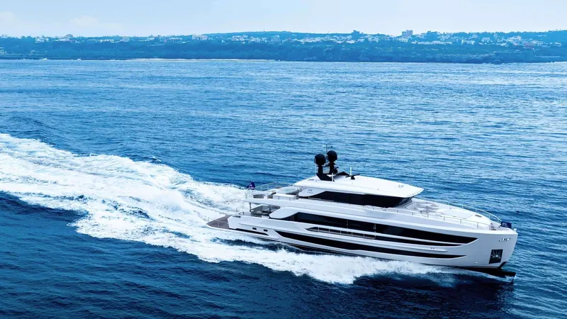 The FD100 running at speed, showing the reverse bow and low sheer line shared across Horizon's Fast Displacement range.