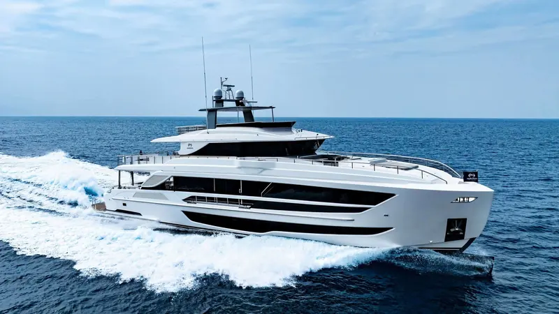 The FD110 underway, showing the raised pilothouse and full-beam skylounge that define Horizon's Fast Displacement range.