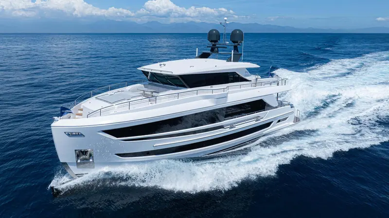 Underway on the bow quarter, showing the high-performance piercing bow Horizon credits for the soft ride.