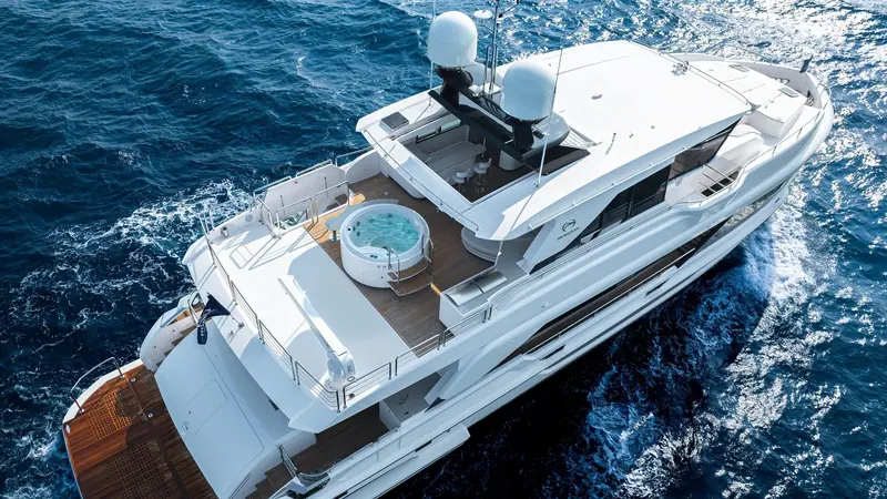The spa pool and flybridge seen from above underway, with the Horizon branding visible on the hull side.