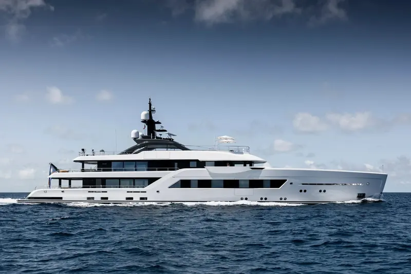 Entourage under way off the Dutch coast, her long strips of glazing replacing the trapeze-shaped windows of the first Amels 60.