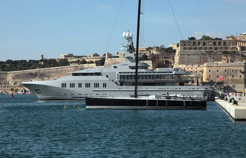 A sailing yacht lies bows on to Skat in the harbour at Birgu, Malta.