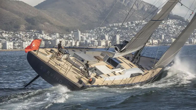 Sorvind, a later Southern Wind SW105 hull, heeled hard off Cape Town; her sister ship Satisfaction was the series' first hull (Southern Wind Shipyard).