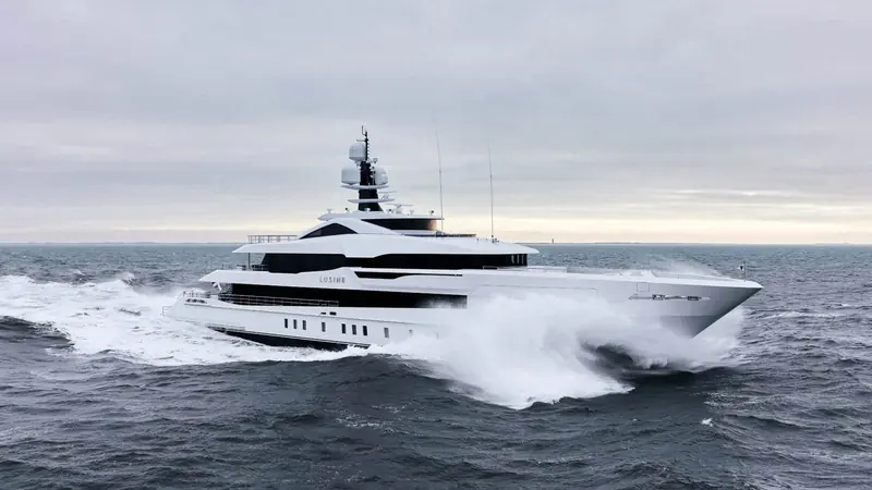 Lusine, the 60 metre Heesen delivered in 2022, underway at speed. Omega Architects' raised bird's wing line runs through her main deck, bridge and sundeck.