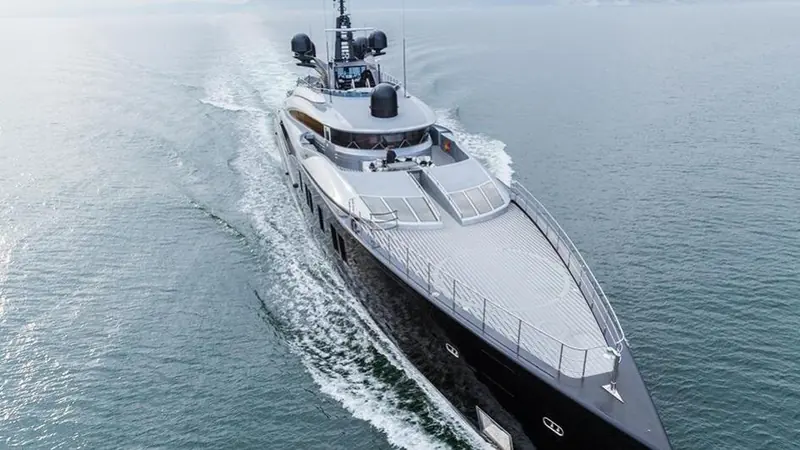 Okto's bow under way, showing the black hull and foredeck helipad of Vallicelli's 2014 exterior for ISA Yachts.