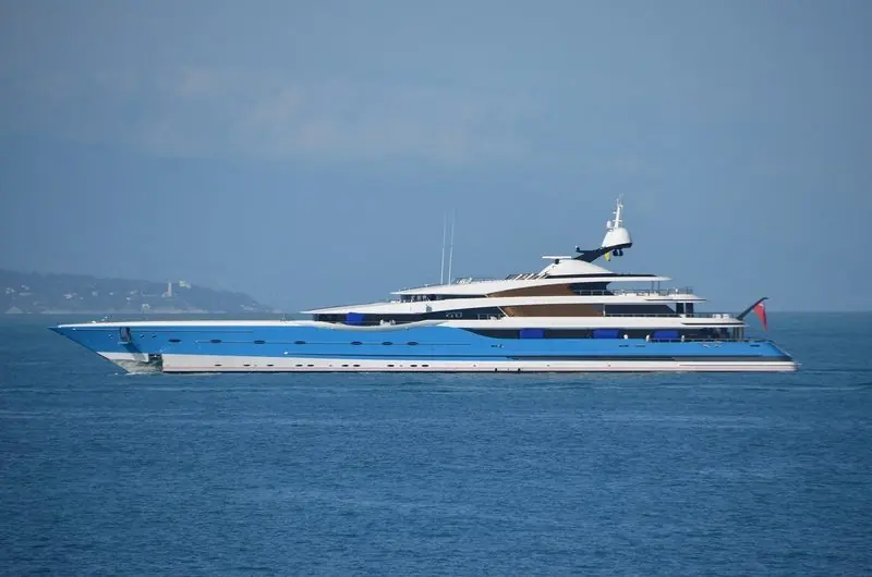 Blue topsides mark Madame Gu underway off Antibes.