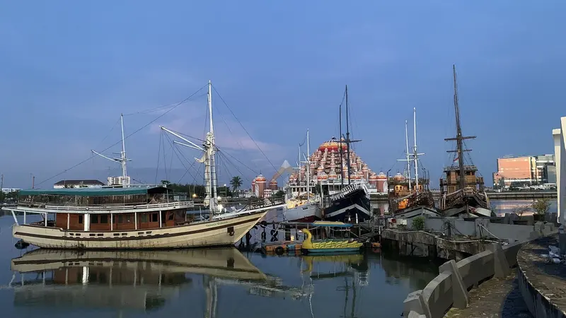 A Bugis-built phinisi under full mast, the same traditional sailing-vessel design as Celestia.