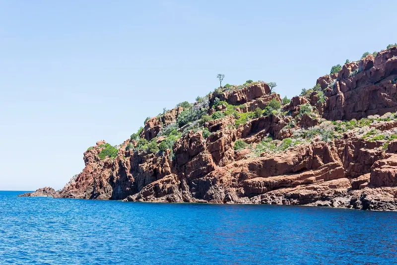 The bay of Elbo on the west coast, ringed by the red porphyry that gives this shore its colour at the end of the day.