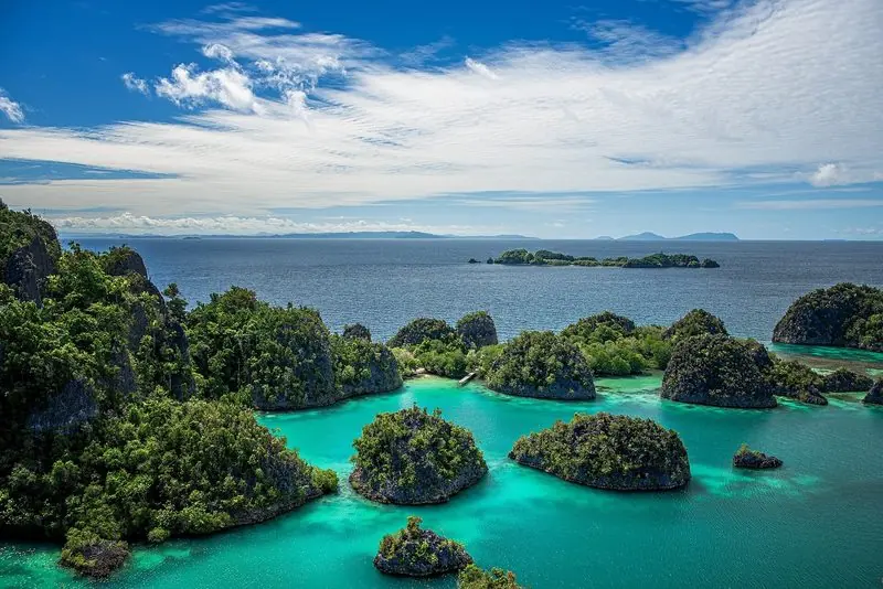 From the viewpoint above Piaynemo the lagoons run out to open sea, with islands showing on the far horizon.