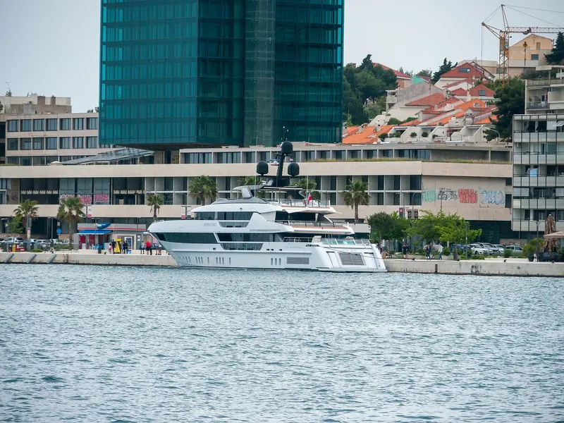 A Sanlorenzo underway off Split. Boats of this size come and go all season; what ACI's tariff shows is that they visit rather than base here.