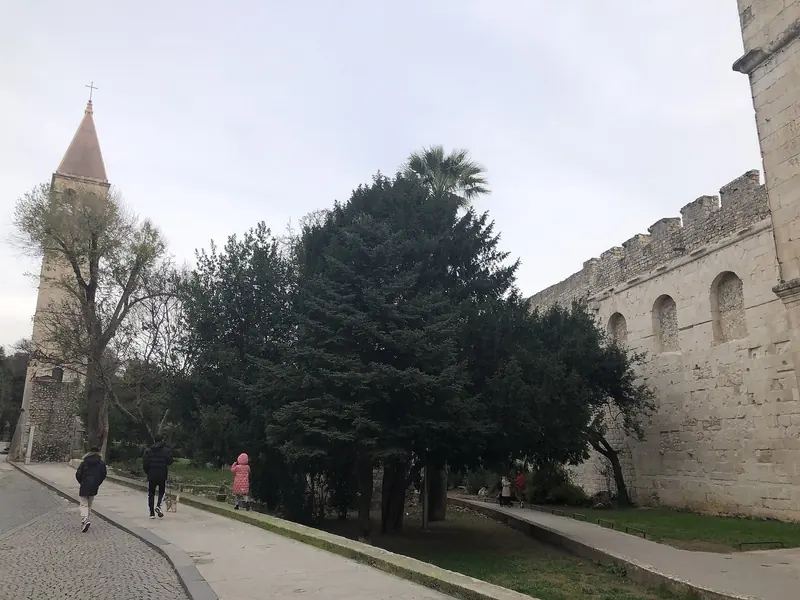 The palace wall along the park. The walk from the pontoons into the old town runs past this.