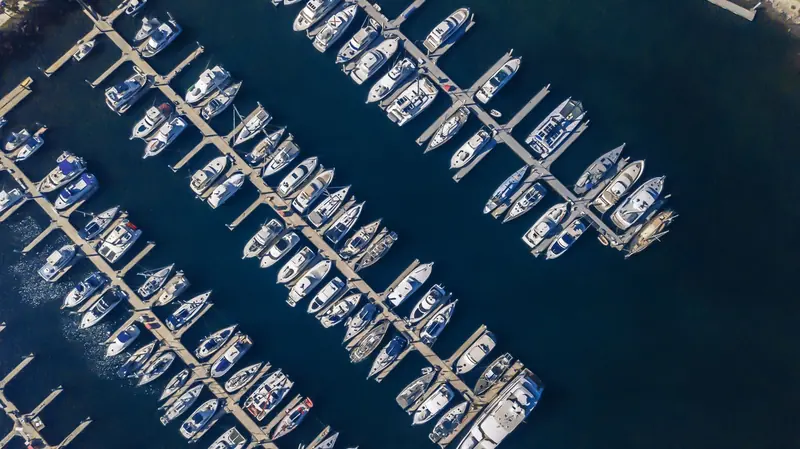A straight-down view of the finger piers packed stern-to with sailboats and motoryachts.