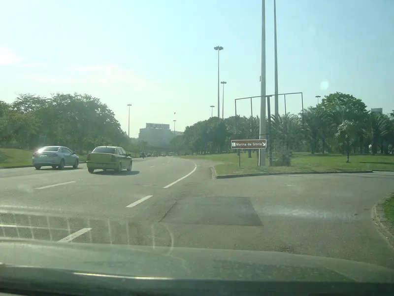 The brown tourist sign for Marina da Gloria on the Aterro do Flamengo highway, the turn a driver actually watches for coming from the city center.