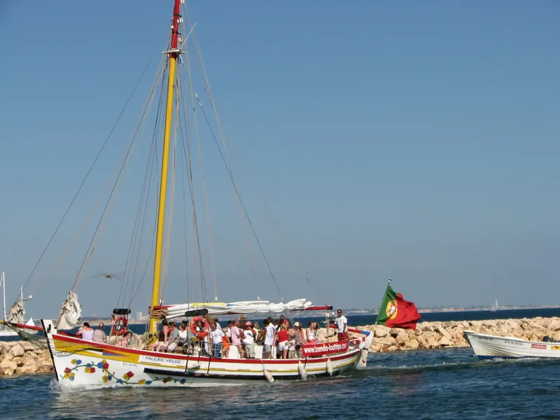 A boat entering the harbour on the Rio Bensafrim, the channel small craft and yachts both use to reach the marina.