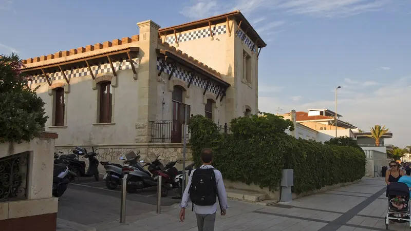 One of the older buildings on the Ragusa seafront, a short walk along the front from the harbour.