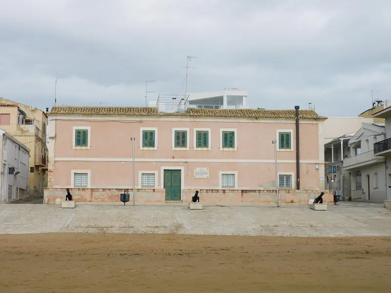The old customs house on Piazza della Dogana, its pair of decorative cannons still standing guard on the seafront square by the harbour.