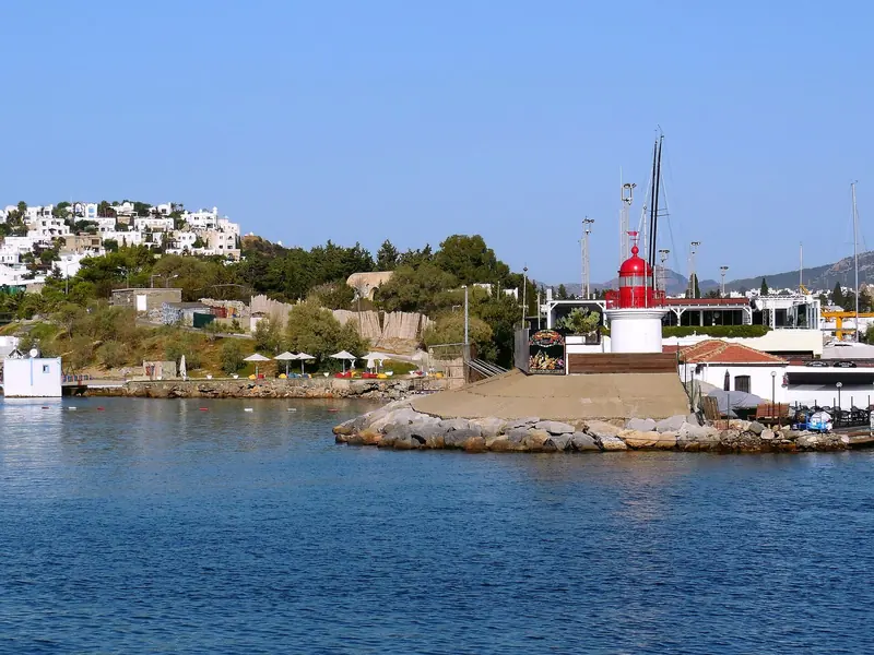 The harbour entrance and the light on the arm. The approach is short and the shelter comes from the arm, not from the shape of the bay.