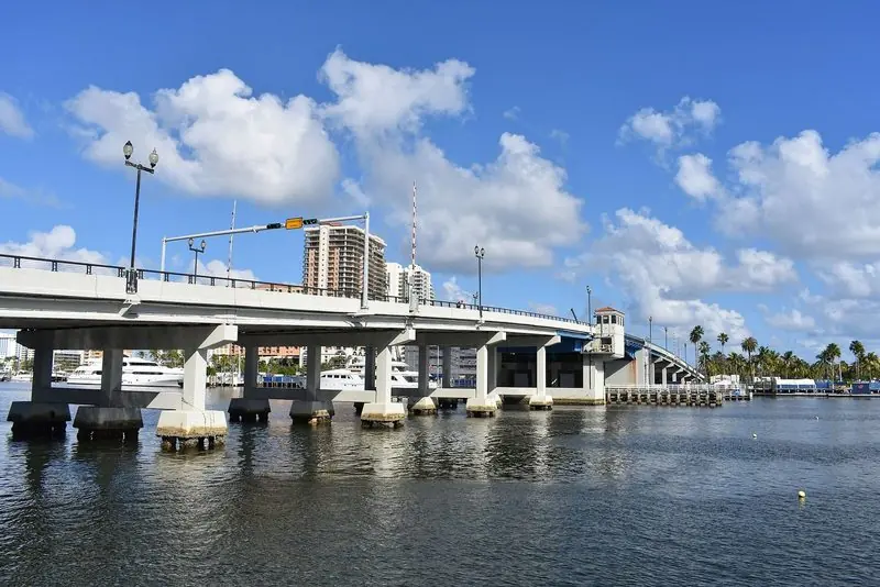Bridge openings govern movement here, with the bascule span on Las Olas Boulevard crossing the waterway and motoryachts berthed beyond it.