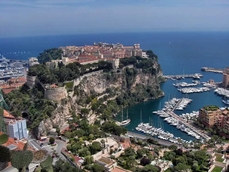 Port Hercule on the left, Port de Fontvieille on the right, the Rock and the Palace between them. A yacht large enough for Hercule's outer wall has no equivalent position at Fontvieille.