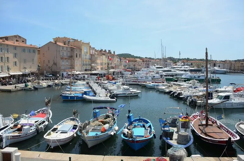 Traditional pointus lie in the old fishing corner of the harbour, big motor yachts along the quay behind them and the shops right on the waterfront.