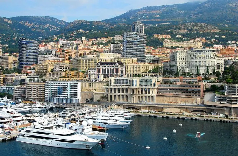 Yachts lie stern-to along the quays under the Monte-Carlo waterfront, a few steps from the banks and the hotels.