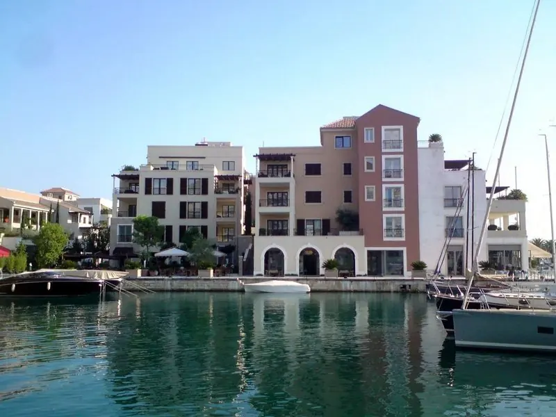Berths run right up to the buildings, so the shops and restaurants are on the quay itself.