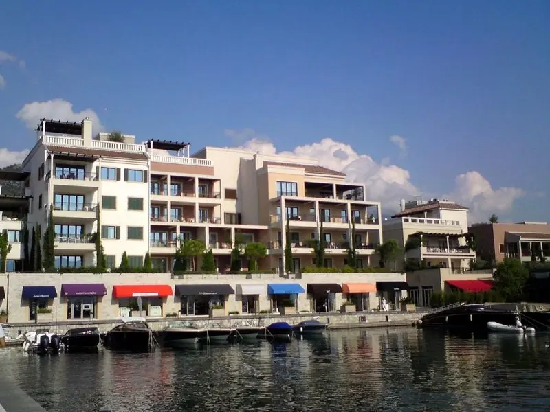 Restaurants along the water, with smaller berths in front of them.