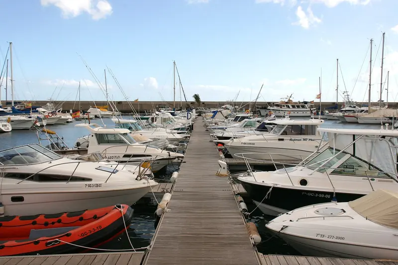 Down a pontoon between the motor boats. Most of the basin is in the 10 to 20 m range.