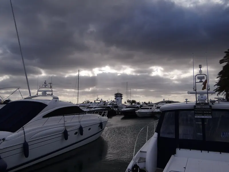 Bows on the pontoon. Stern-to mooring on lazy lines is the norm in the whole marina.