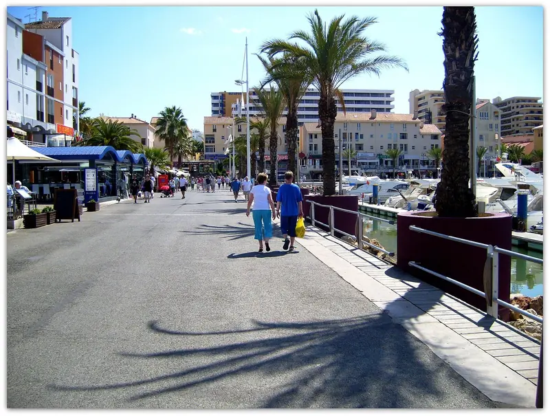 The promenade along the quay, where the restaurants and the charter offices are.