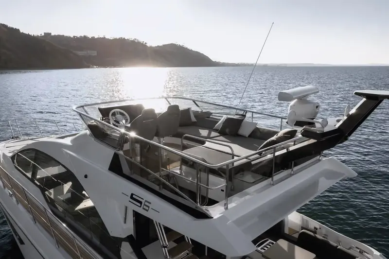 The open-air sportfly helm above the hardtop, with a dedicated wheel, instruments and bolstered seating for docking and cruising from the upper station.