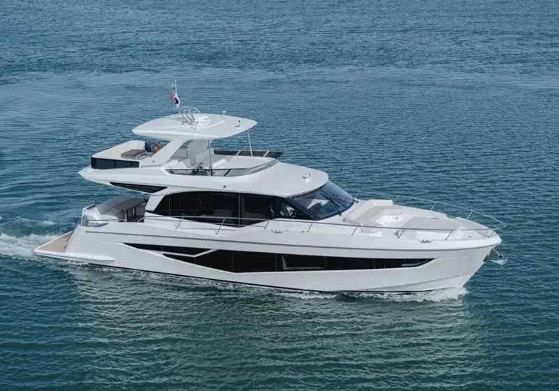 Cruising at a steadier pace in three-quarter profile, the flybridge open on all sides and the swim platform clear at the waterline.