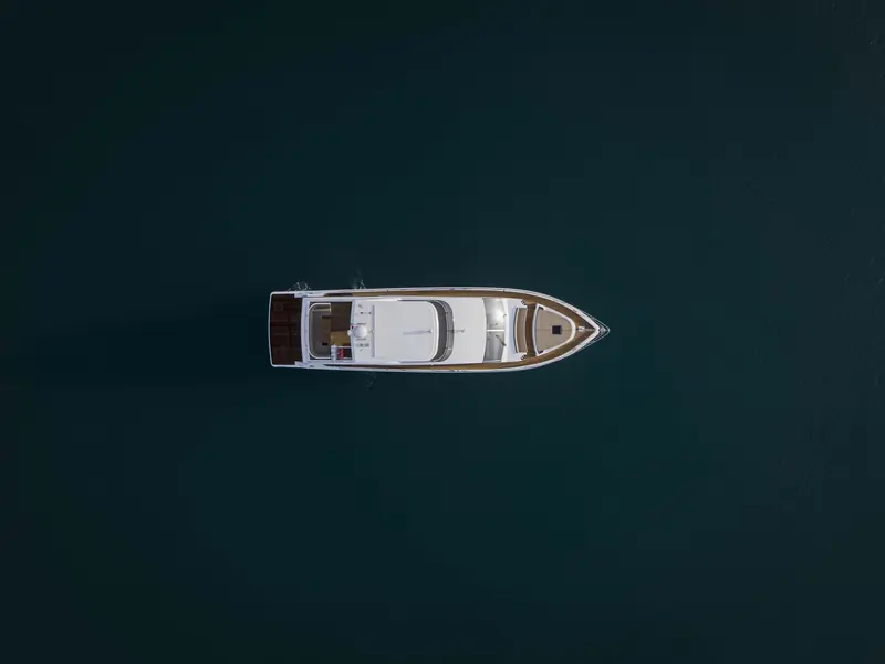 From directly overhead, the beam and cockpit layout show a hull built for day cruising and family use rather than for extended live-aboard range.