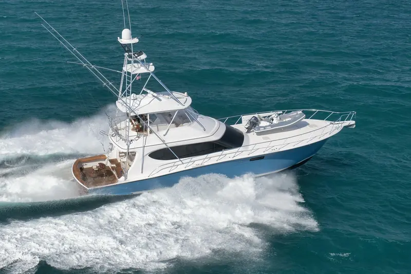 The Hatteras GT70 Slim Shady under way.