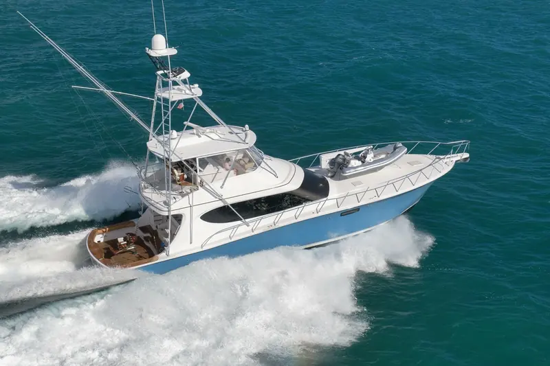 The Hatteras GT70 Slim Shady running offshore.