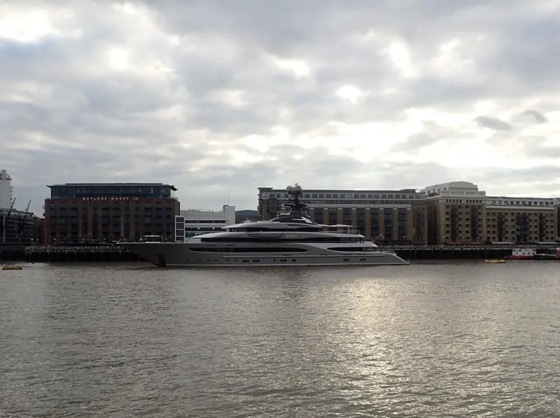 The 95.2-metre Kismet passes central London on the Thames, seen from the Bermondsey riverside path.