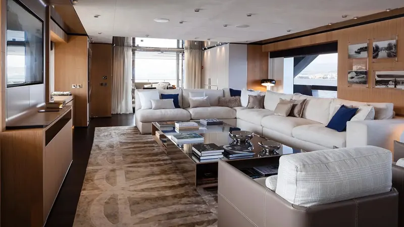 Mr T's main saloon, finished by Francesco Paszkowski and Margherita Casprini in white and dark brown leather with pale marble.