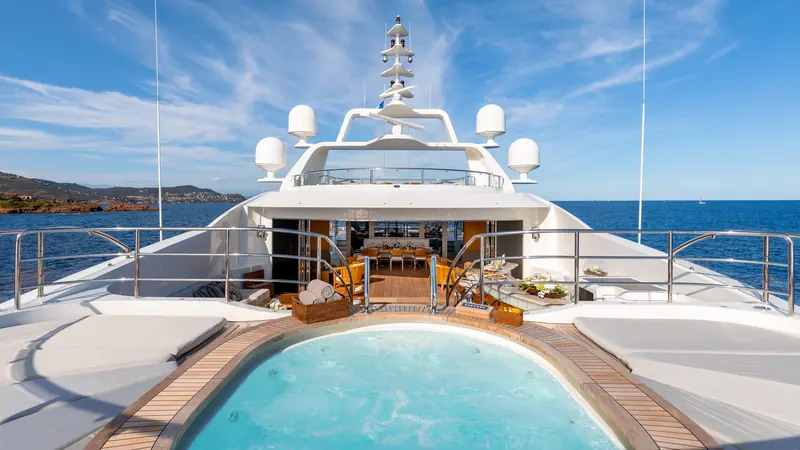 The deck jacuzzi, part of an amenity list built for guests rather than for outright speed.