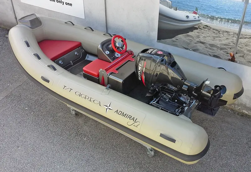 A Geniuss tender built to match an Admiral-flagged yacht, T/T Gigreca, in a different livery from the standard model.