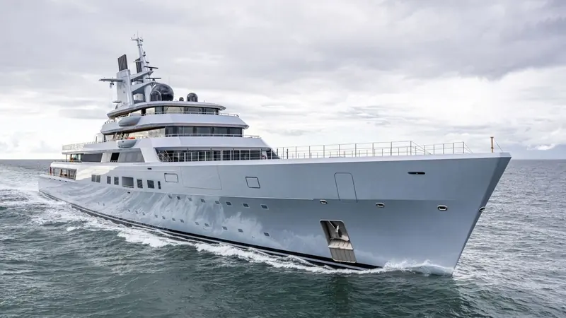 Dragonfly underway at her December 2024 delivery. At 142.1 metres, she is one of the largest yachts Lurssen has built, and one of the very few too big for most Mediterranean superyacht marinas.