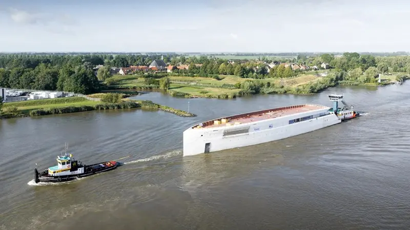 A closer, bow-on frame of the same tow, rounding a bend on the way to Amsterdam.