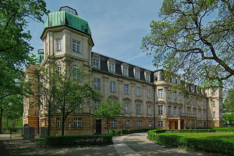 The court building seen from its garden side; the Bundesfinanzhof hears the final appeal on German federal tax disputes, including the pending yacht vGA case