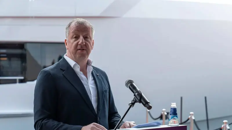Jeroen van der Meer addresses guests at Pa'lante's christening. The same CEO who welded Kansei's coin two months later.