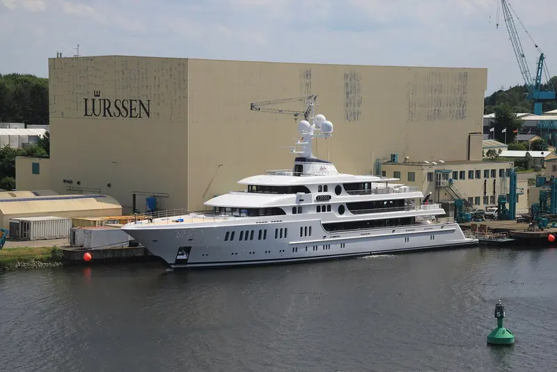 The Lurssen-Werft basin at Schacht-Audorf in 2017, with the yacht Aurora alongside the yard's Rendsburg North sheds now getting the new Hall 3 and a roofed dock.