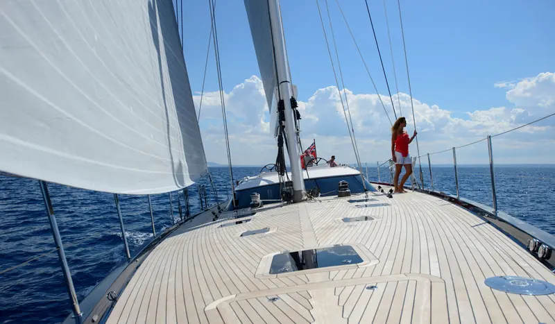 The foredeck of an Oyster 825 under way. Viva la Vida had opened Hamilton Island Race Week 2026 by winning her first race in the Blue Division before the incident.