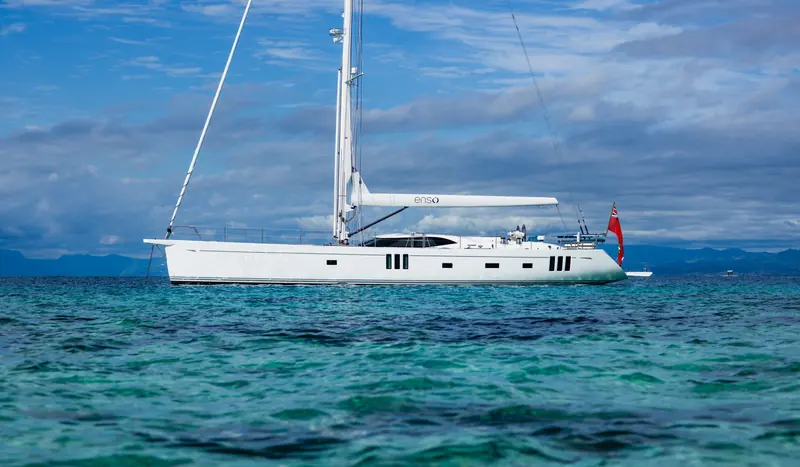 An Oyster 825 anchored close to shore, her waterline and keel root visible. A 2015 keel-bulb failure on the lengthened Oyster 825 Polina Star is the case naval architects keep returning to.