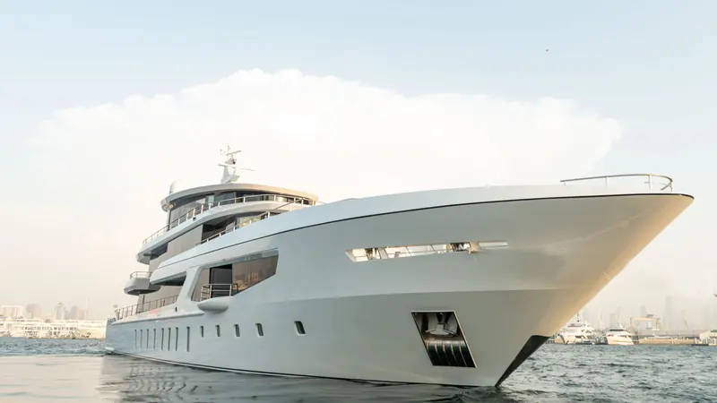 Al Hanem 2 underway off Dubai.