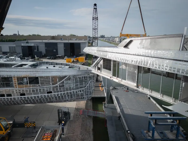 The superstructure section is brought over the hull, the moment the yard calls the marriage.
