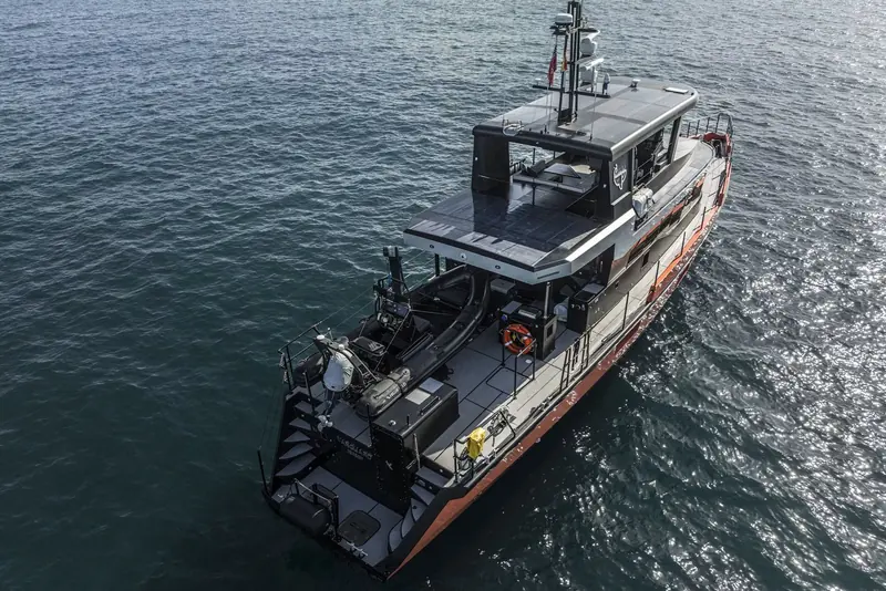 An aerial view underway shows the flush foredeck and single mast carrying Vanguard's navigation and communications array.