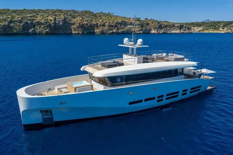 Casa underway, the forward jacuzzi and sunpads visible on her open foredeck.